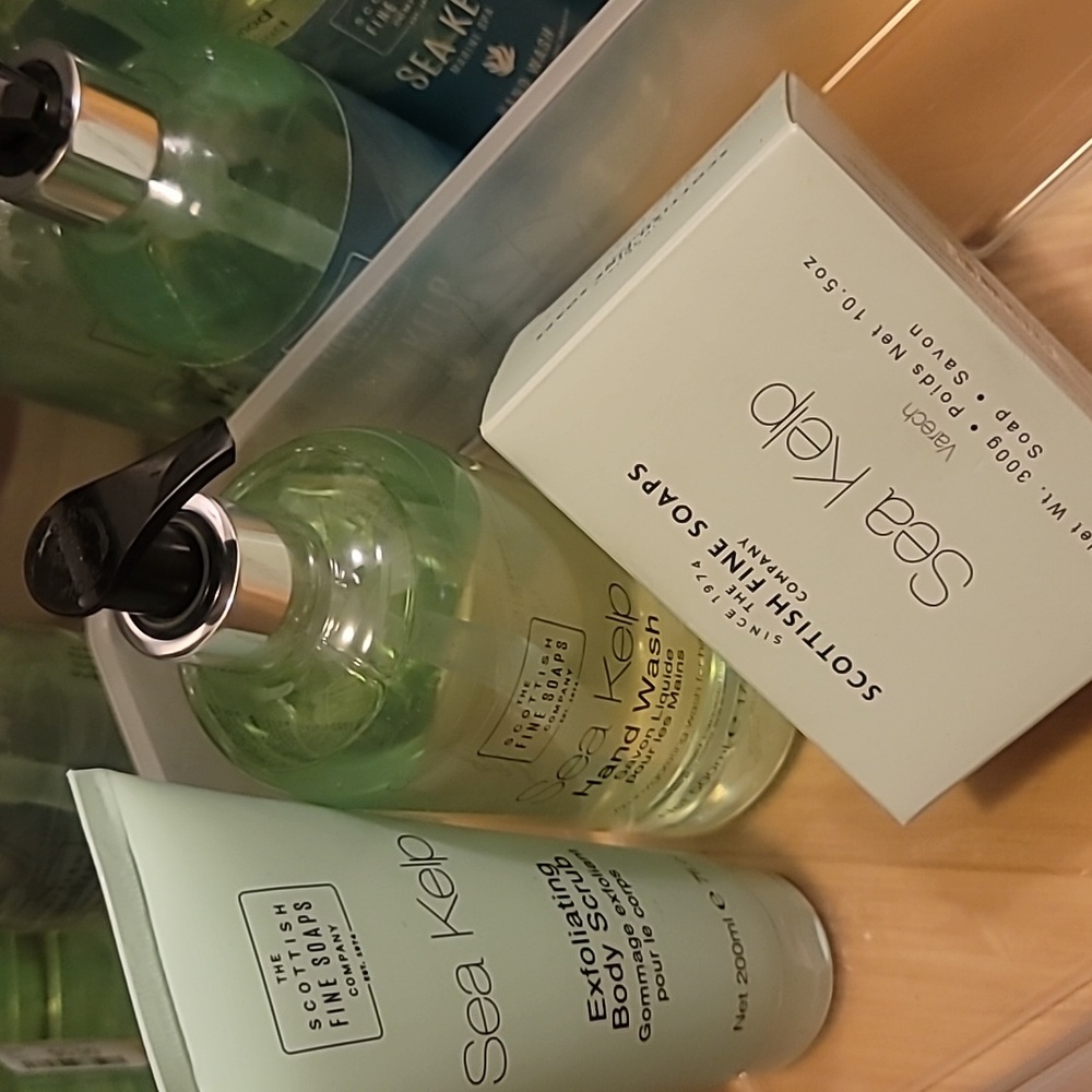 Scottish Fine Soaps Sea Kelp 5pc Bundle: BodyButter+HandWash+ BodyScrub+Pouf+Oil